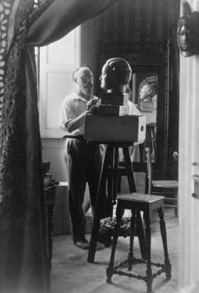 Henri Matisse bei seiner Arbeit in seinem Atelier in Nizza, 1929